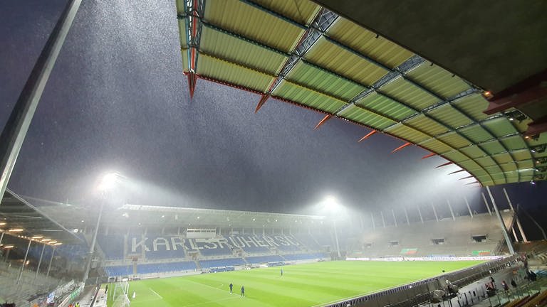 Das Stadion des Karlsruher SC im Schnee (Foto: IMAGO, IMAGO / Zink)