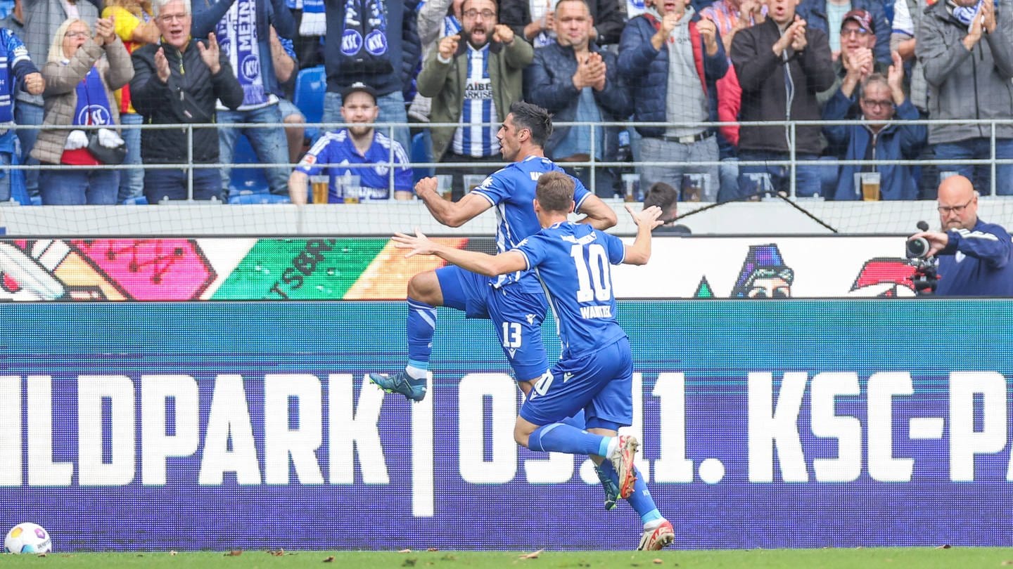 Lars Stindl vom KSC bejubelt seinen Treffer gegen Schalke 04 (Foto: IMAGO, IMAGO / RHR-Foto)