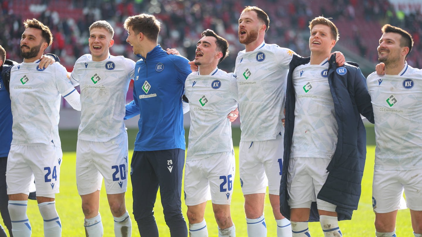 Der KSC bejubelt das 4:0 in Kaiserslautern (Foto: IMAGO, Imago)