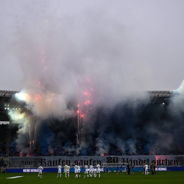 Karlsruher SC Pyrotechnik gegen St. Pauli (Foto: IMAGO, IMAGO / Jan Huebner)