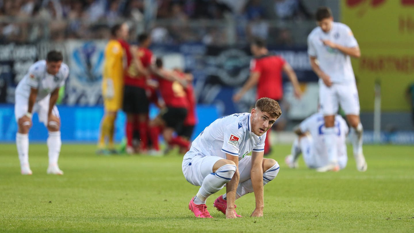 Tim Rossmann (Karlsruher SC) enttäuscht nach Wiesbaden-Niederlage (Foto: IMAGO, IMAGO / Eibner)