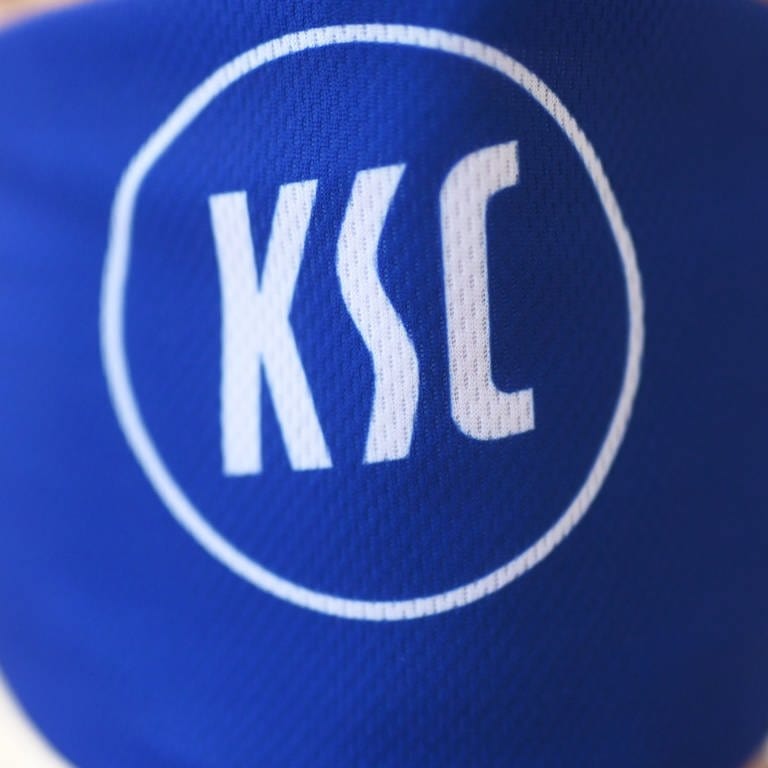 Eine Schutzmaske mit dem KSC-Logo