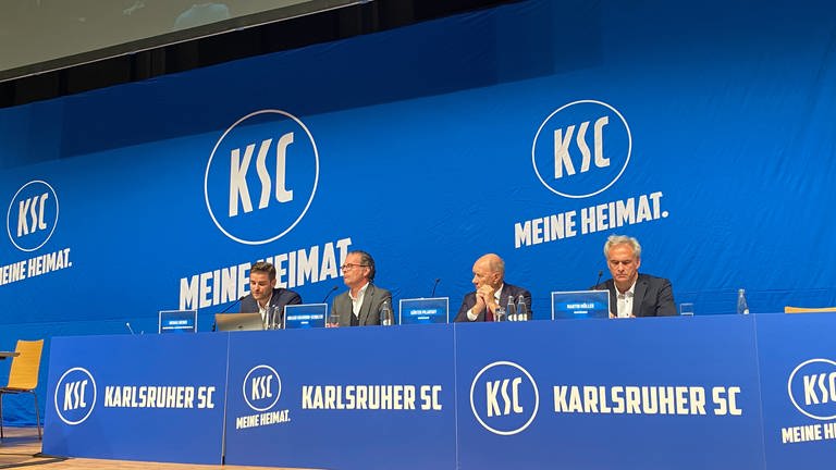 KSC-Präsidiumsmitglieder auf der Bühne bei der Mitgliederversammlung 2023.