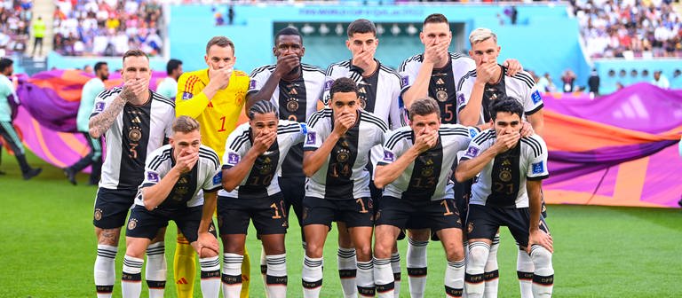 Die Spieler der deutschen Fußball-Nationalmannschaft halten sich vor dem Auftaktspiel der DFB-Elf zur FIFA-Fußball-WM 2022 in Katar gegen Japaen den Mund zu. (Foto: IMAGO, IMAGO / Ulmer/Teamfoto)