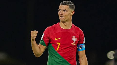 Cristiano ballt die rechte Hand zur Faust un bejubelt seinen Treffer zum 1:0 gegen Ghana. Er trägt ein rot-grünes Portugal-Trikot mit der Nummer sieben. (Foto: IMAGO, Pro Sports Images)