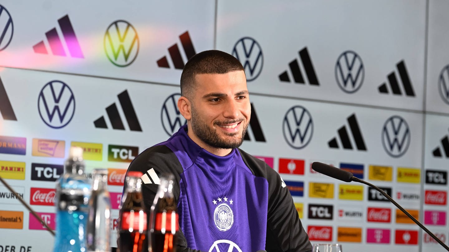 Deniz Undav vom VfB Stuttgart bei einer Pressekonferenz der deutschen Nationalmannschaft (Foto: IMAGO, Jan Hübner)
