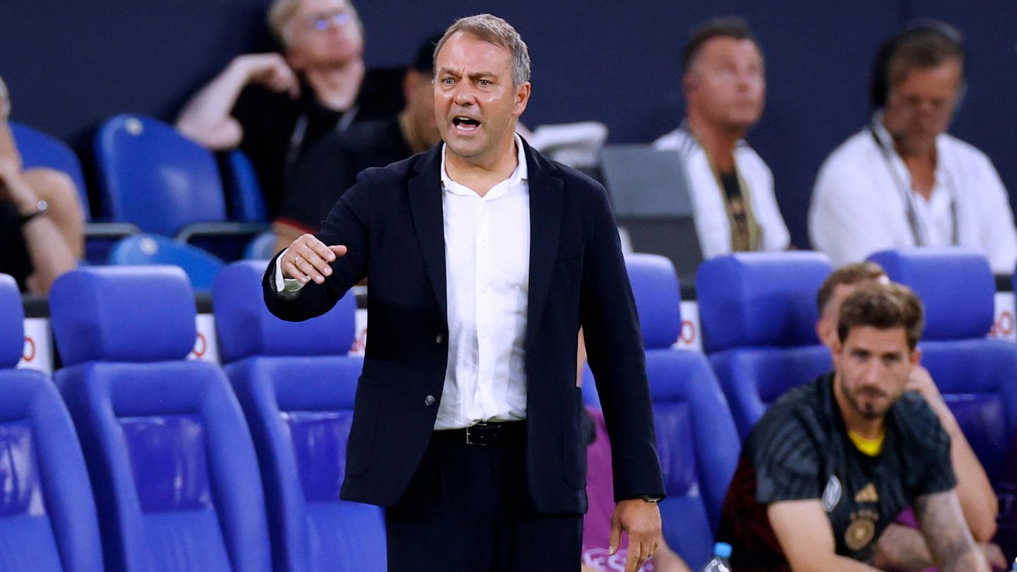 Schwer in der Kritik: Bundestrainer Hansi Flick (Foto: IMAGO, Laci Perenyi)