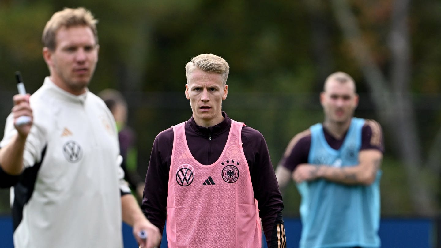 Chris Führich (Mitte) steht vor seinem Debüt in der deutschen Nationalmannschaft (Foto: picture-alliance / Reportdienste, Picture Alliance)
