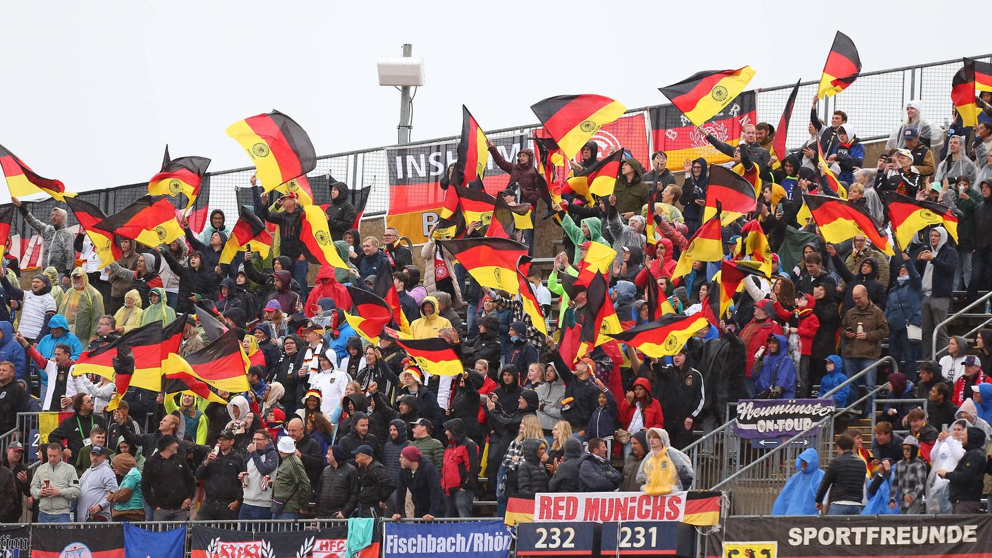 Deutsche Fans im Stadion in Hartford/Connecticut (Foto: IMAGO, Icon Sportswire)