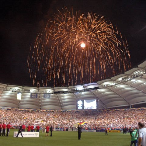 Feuerwerk über dem Stuttgarter Stadion bei der WM 2006 (Foto: imago images, IMAGO / IPA Photo)