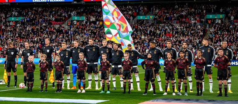 Die deutsche Nationalmannschaft stellt sich zur Nationalhymne auf. (Foto: IMAGO, Uk Sports Pics Ltd)