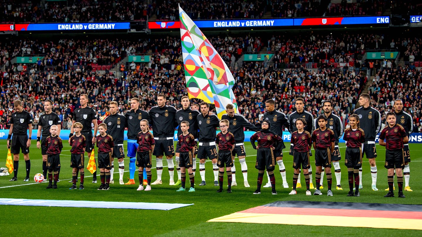 Die deutsche Nationalmannschaft stellt sich zur Nationalhymne auf.