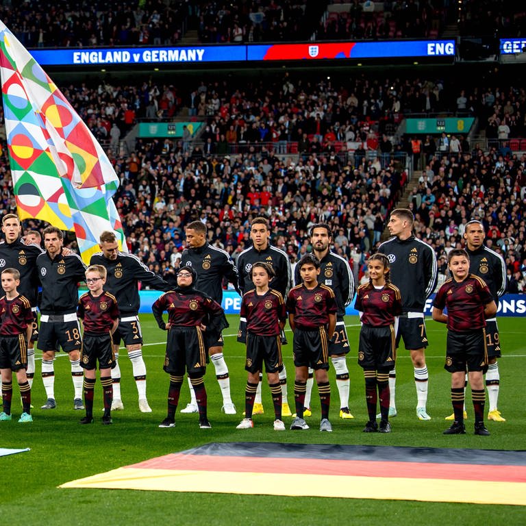 Die deutsche Nationalmannschaft stellt sich zur Nationalhymne auf. (Foto: IMAGO, Uk Sports Pics Ltd)