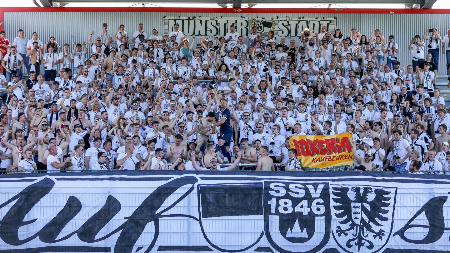 Die Ulmer Fans können trotz der Niederlage die Meisterschaft feiern. (Foto: IMAGO, IMAGO / Eibner)