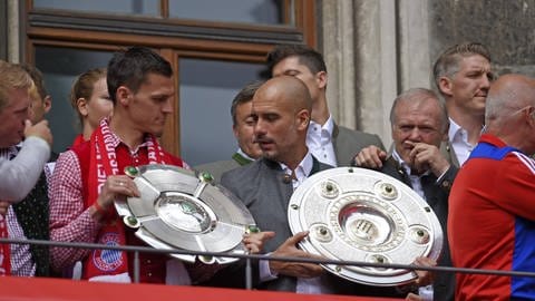 Schalenvergleich: Thomas Wörle feiert 2016 auf dem Münchener Rathausbalkon gemeinsam mit Pep Guardiola die Bayern-Meisterschaft  (Foto: IMAGO, IMAGO / MIS)