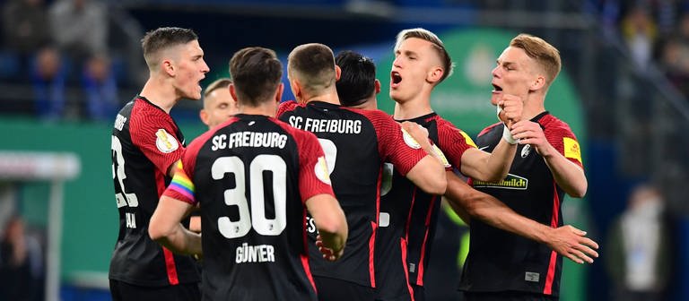 Die Freiburger Mannschaft bejubelt den Treffer im DFB-Pokal. (Foto: imago images, KBS-Picture)