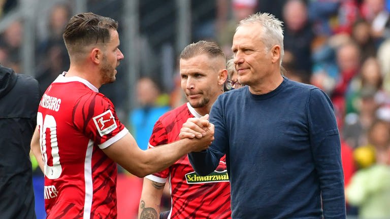 Freiburgs Christian Günter klatscht mit Trainer Christian Streich ab.  (Foto: IMAGO, IMAGO/Jan Huebner)