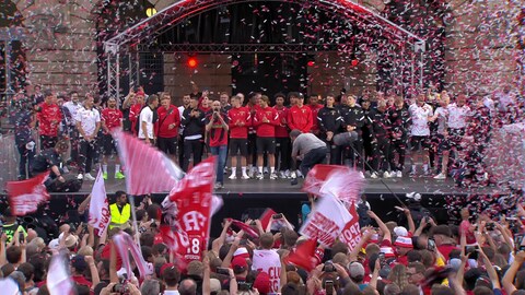 Der SC Freiburg feiert mit seinen Fans vor dem Stadttheater eine erfolgreiche Saison. (Foto: SWR)