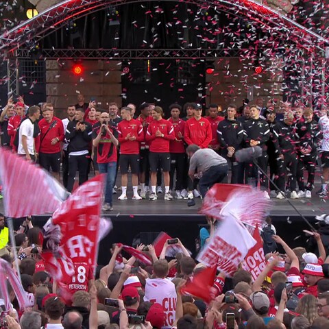 Der SC Freiburg feiert mit seinen Fans vor dem Stadttheater eine erfolgreiche Saison. (Foto: SWR)