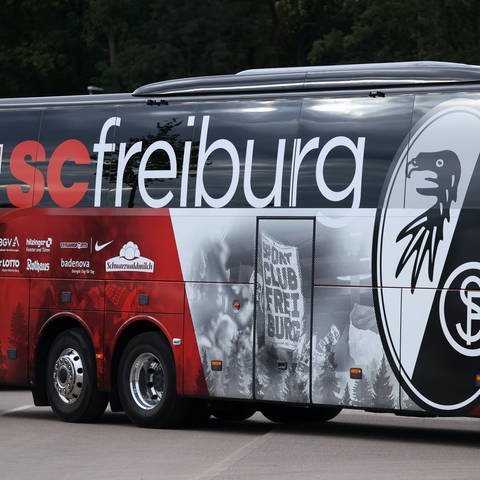 SC Freiburg Logo Bus (Foto: IMAGO, imago images/Sportfoto Rudel)