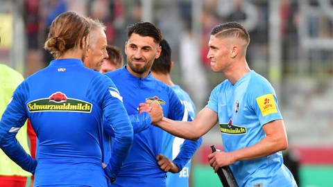 Fussball DFB Pokal 1.Runde, Sallai klatscht mit Christian Streich ab (Foto: IMAGO, IMAGO / Jan Huebner)