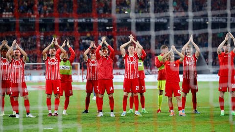 Klatschende Spieler des SC Freiburg nach dem Sieg gegen den VfL Bochum (Foto: picture-alliance / Reportdienste, Picture Alliance)