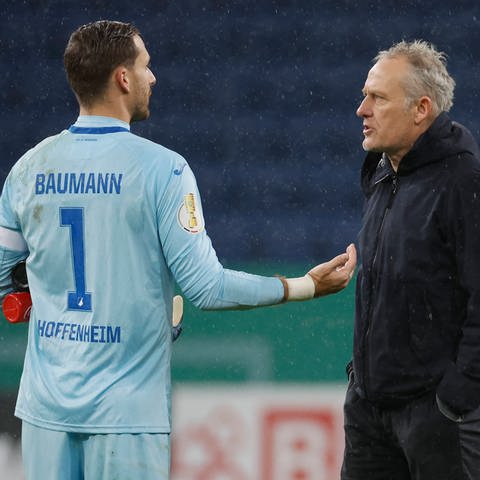 Christian Streich (Trainer SC Freiburg) mit Torwart Oliver Baumann (TSG Hoffenheim (Foto: IMAGO, IMAGO / HMB-Media)
