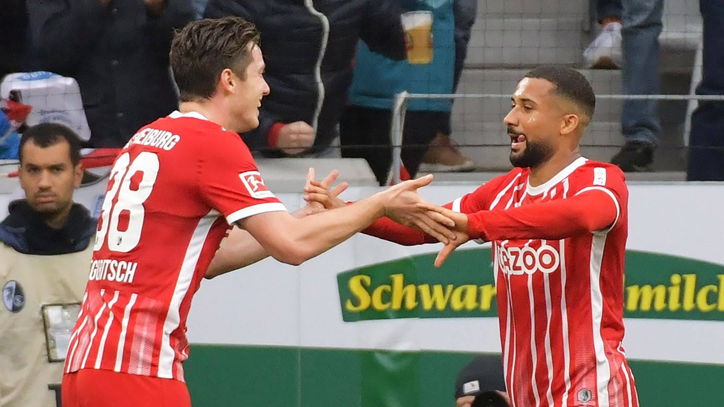 Die Butterbrot-Boys Michael Gregoritsch und Daniel-Kofi Kyereh jubeln für den SC Freiburg.
