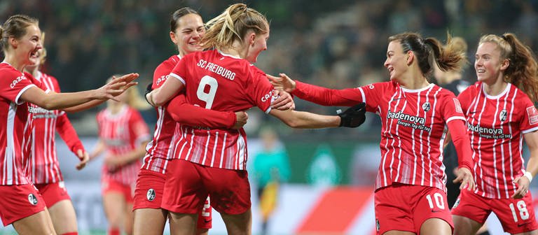 Der SC Freiburg feiert in der Frauen-Bundesliga vor mehr als 20.000 Zuschauern den 2:1 Siegtreffer (Foto: IMAGO, Imago/foto2press)