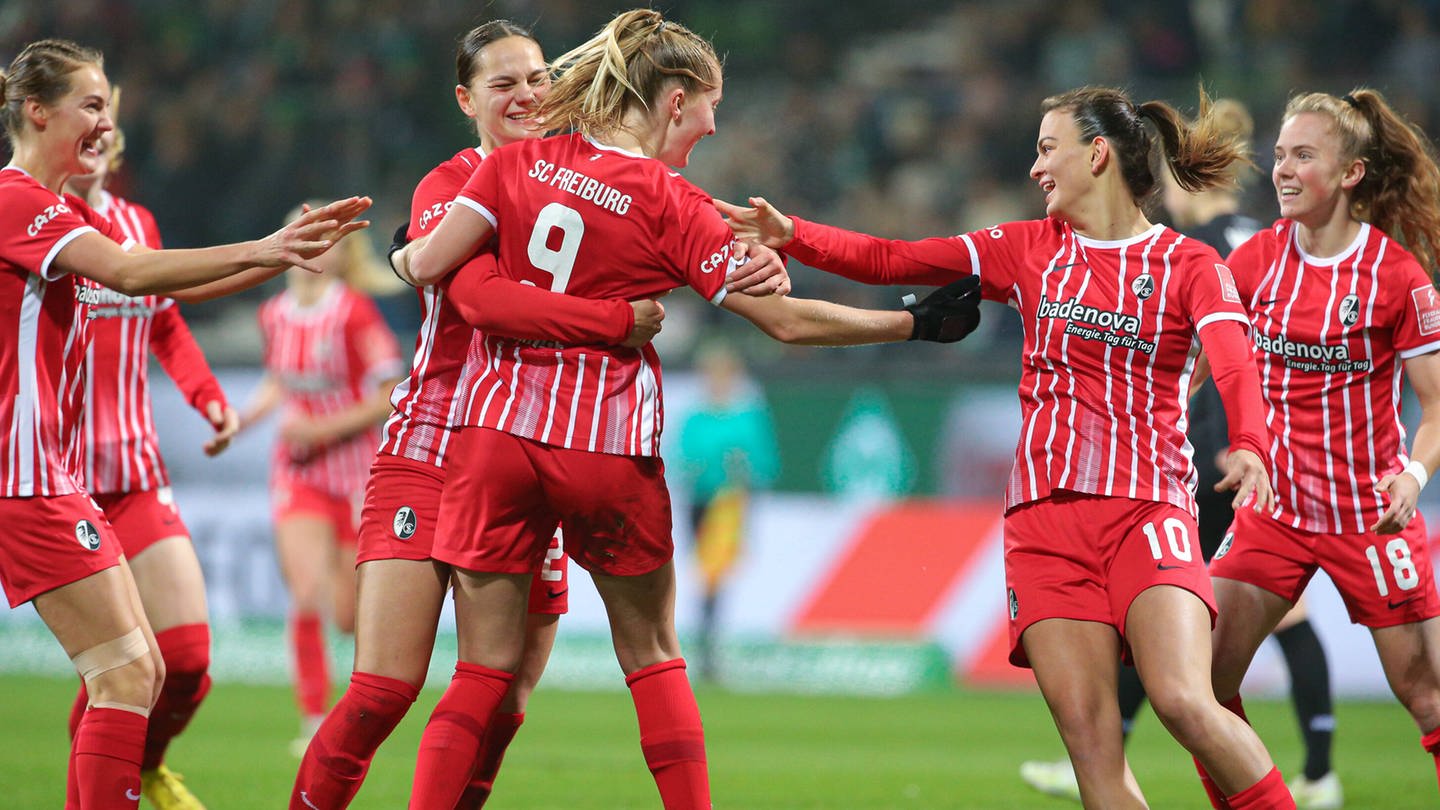 Der SC Freiburg feiert in der Frauen-Bundesliga vor mehr als 20.000 Zuschauern den 2:1 Siegtreffer