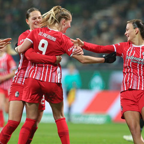 Der SC Freiburg feiert in der Frauen-Bundesliga vor mehr als 20.000 Zuschauern den 2:1 Siegtreffer (Foto: IMAGO, Imago/foto2press)
