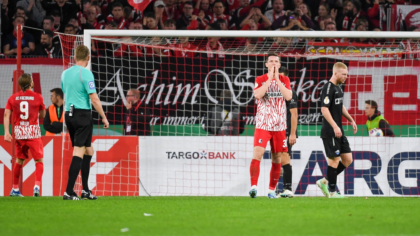 Michael Gregoritsch vom SC Freiburg steht nach der 1:3-Pokal-Niederlage gegen Paderborn enttäuscht auf dem Platz. (Foto: IMAGO, IMAGO / Beautiful Sports)