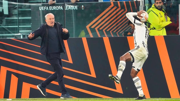Christian Streich im Spiel gegen Juventus (Foto: IMAGO, IMAGO / Jöran Steinsiek)