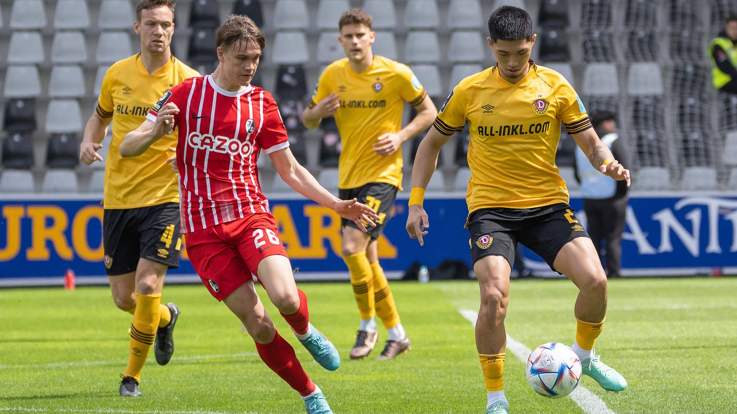 Hyun Park (SG Dynamo Dresden, rechts) gegen Merlin Roehl (SC Freiburg II, links) (Foto: IMAGO, IMAGO / Eibner)