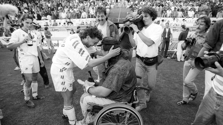 Schlussjubel SC Freiburg, der Aufstieg in die 1. Bundesliga ist gesichert, Altin Rraklli jubelt mit einem Fan im Rollstuhl (Foto: IMAGO, IMAGO / Pressefoto Baumann)
