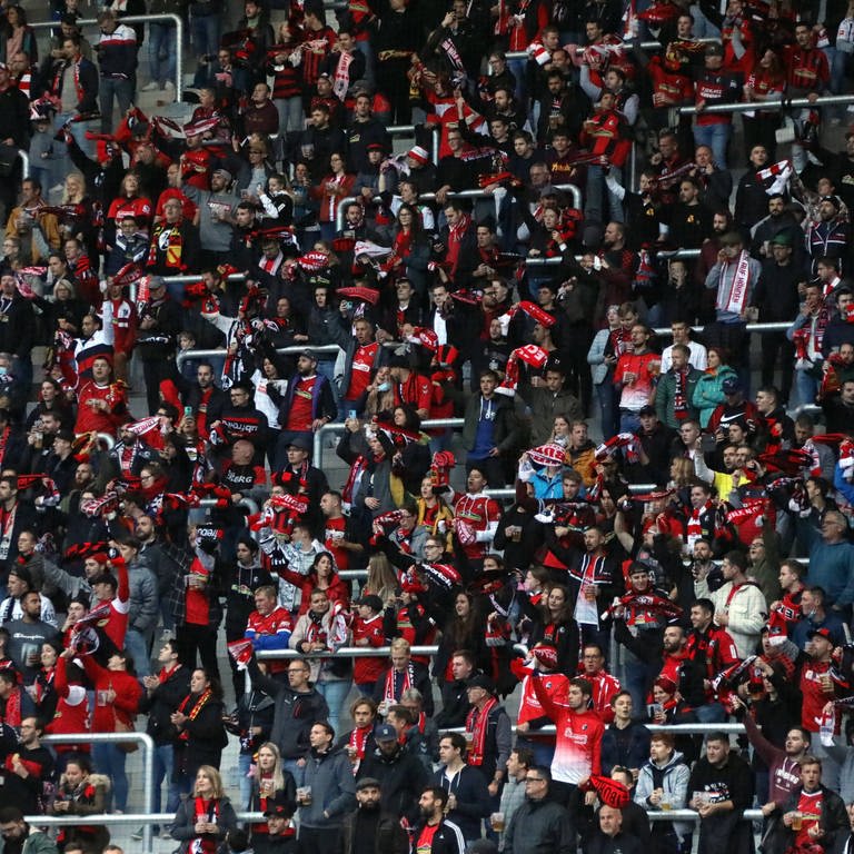 Fans im Europapark-Stadion in Freiburg (Symbolbild). (Foto: IMAGO, IMAGO / Eibner)