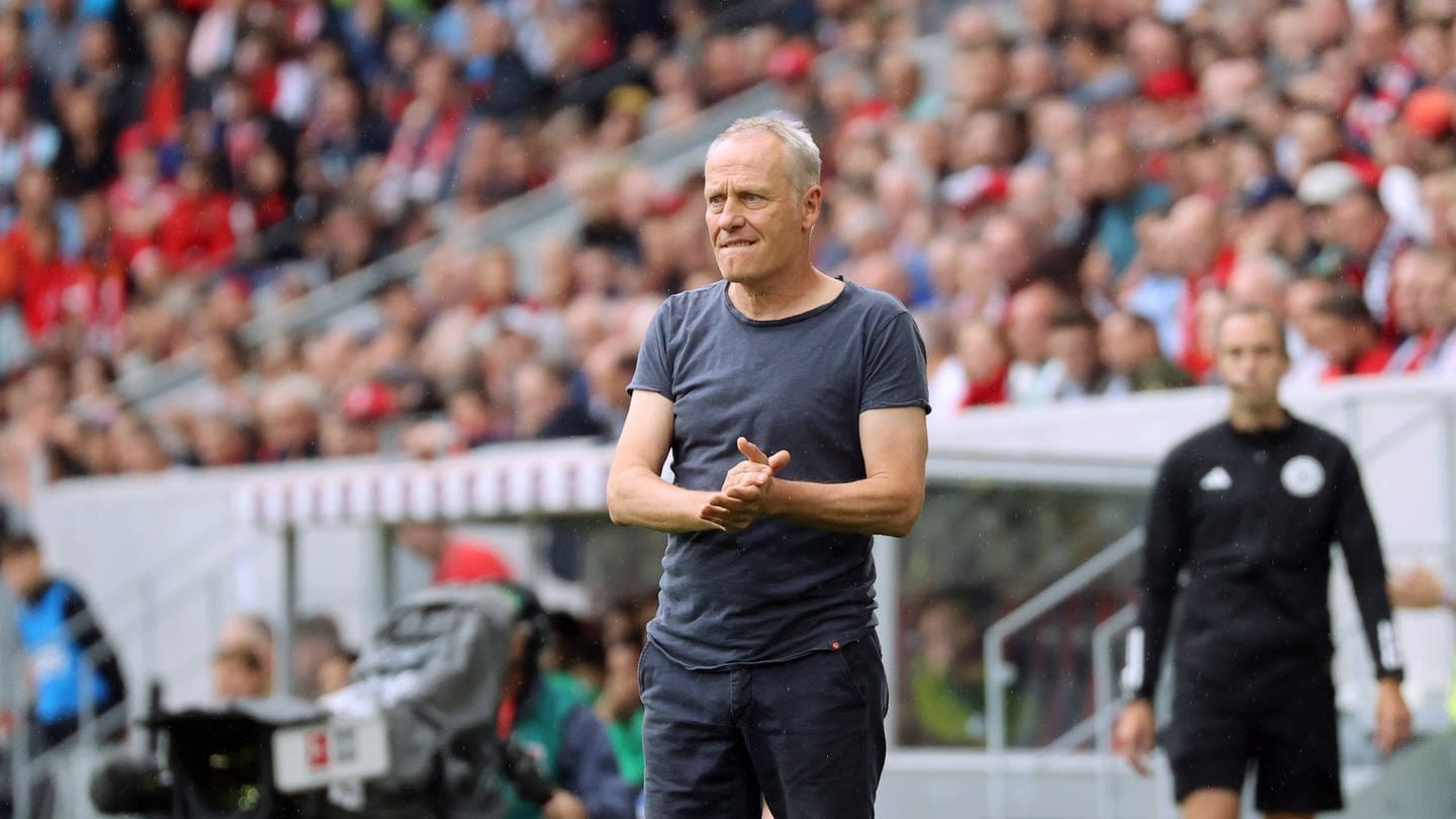 Christian Streich an der Seitenlinie beim Spiel gegen Werder Bremen (Foto: IMAGO, IMAGO Bildnummer: 1033860389)