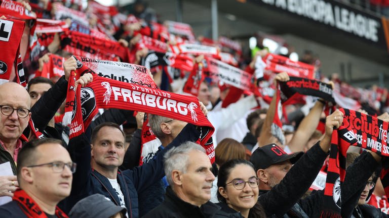 Freiburg Fans bei der Europa League - 20232024 - SC Freiburg vs. West Ham (Foto: IMAGO, IMAGO Bildnummer: 1035206396)