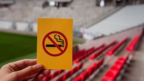 Zuschauer, die wiederholt das auf den Tribünen das geltende Rauchverbot missachten, können mit einer Gelben Karte verwarnt werden. (Foto: SC Freiburg)