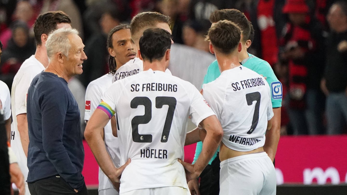 SC Freiburg diskutiert nach der Niederlage bei Bayer Leverkusen mit den Schiedsrichter. (Foto: IMAGO, IMAGO / Chai v.d. Laage)