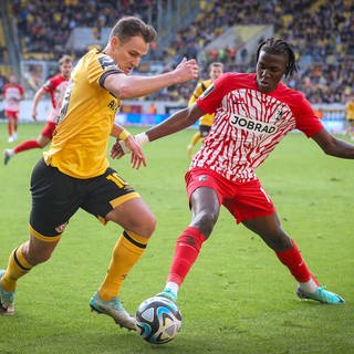 Jakob Lemmer (Dynamo Dresden) kämpft gegen Franci Bouebari (SC Freiburg II) (Foto: IMAGO, IMAGO / Maximilian Koch)
