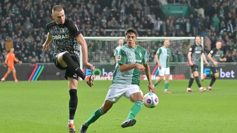 Freiburgs Neuzugang Attila Szalai bei seinem Fehler in der Nachspielzeit des Spiels bei Werder Bremen (1:3) (Foto: IMAGO, Nordphoto)