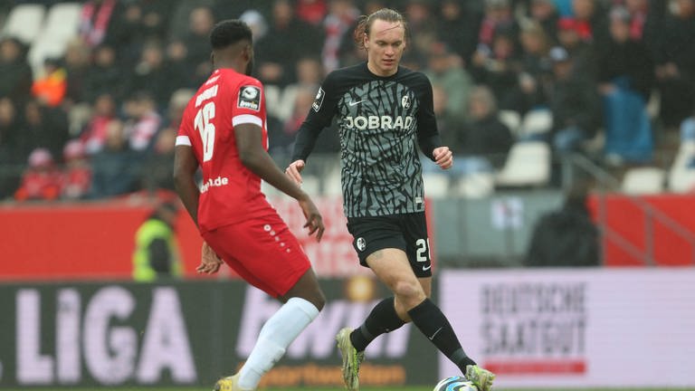 SC-Freiburg-Angreifer Ryan Johansson konnte sich gegen Mustafa Kourouma von Rot-Weiss Essen nicht entscheidend durchsetzen. (Foto: IMAGO, IMAGO / eu-images)