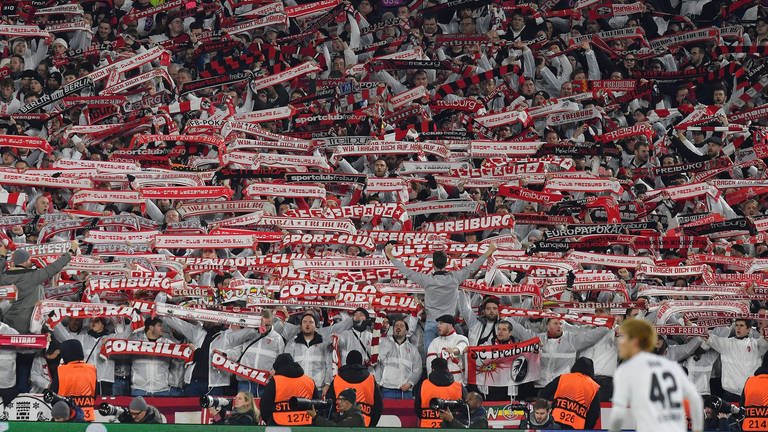 Fans des SC Freiburg im London Stadium (Europa League gegen West Ham) (Foto: IMAGO, Shutterstock)