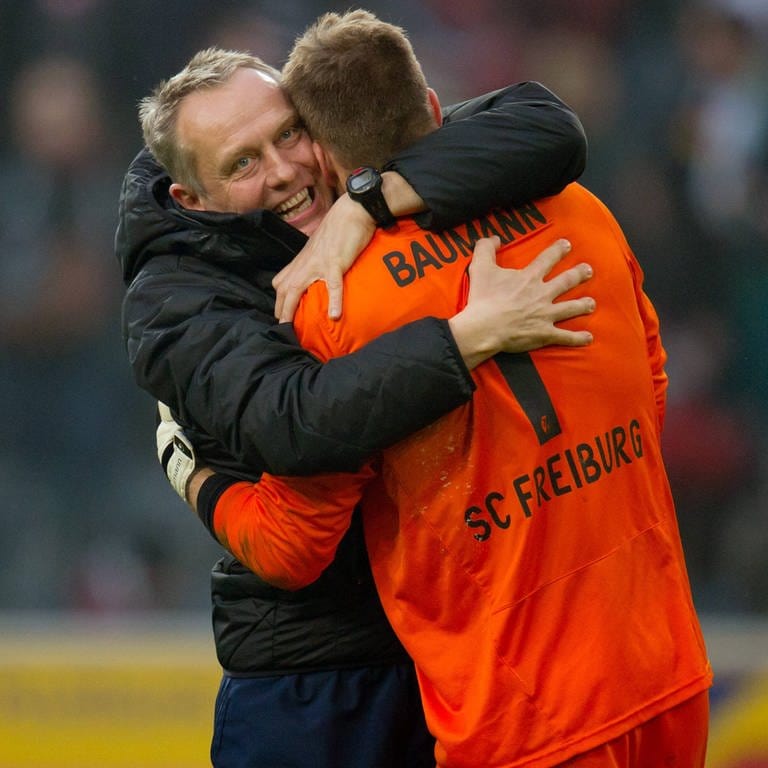 Trainer Christian Streich umarmt Torhüter Oliver Baumann