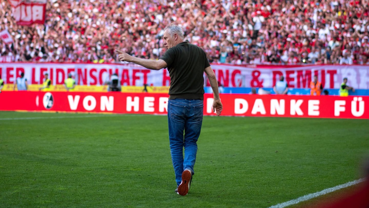 Christian Streich verabschiedet sich bei einer Ehrenrunde nach seinem letzten Heimspiel von den Fans des SC Freiburg. (Foto: IMAGO, IMAGO / Eibner)