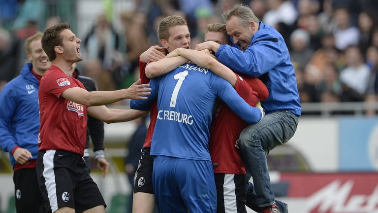 Christian Streich bejubelt mit seinen Spielern den 2:1-Auswärtssieg bei Greuther Fürth.