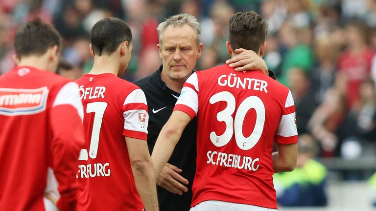 Christian Streich tröstet seine Spieler nach einer 2:1-Niederlage gegen Hannover.