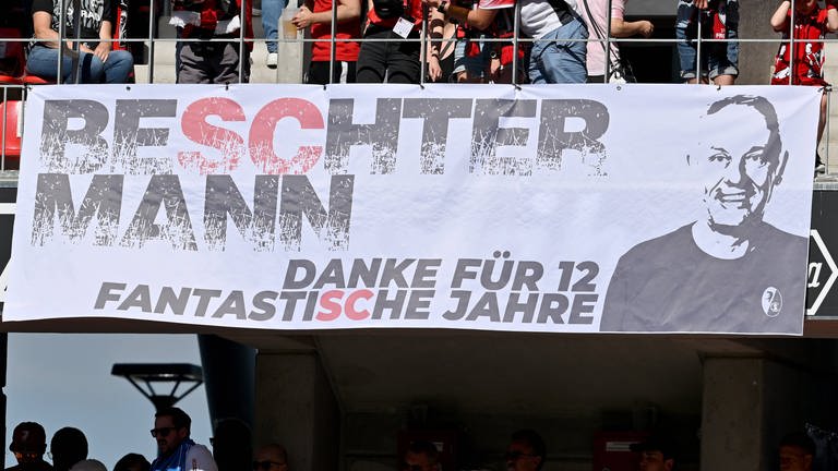 Die Fans verabschieden Christian Streich vom SC Freiburg.