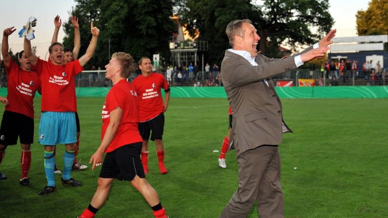 Christian Streich gewinnt mit der U19 des SC Freiburg den DFB-Junioren-Vereinspokal.